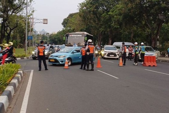 Demo Sekitar MK, Ditlantas Polda Metro Jaya Lakukan Pengalihan Arus di Monas