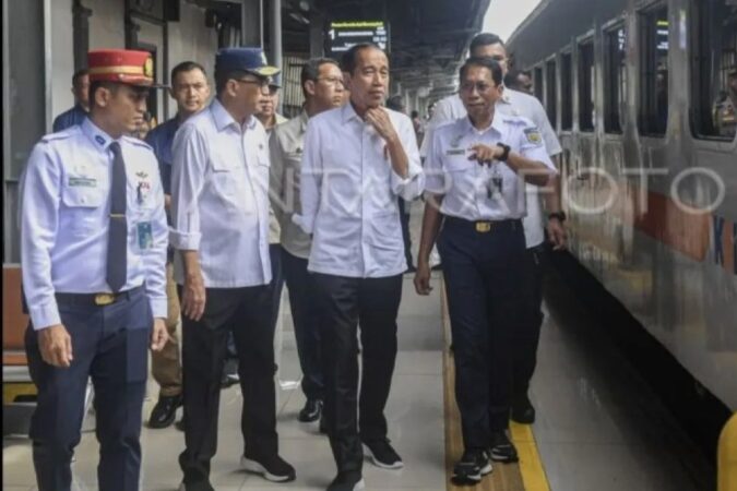 Jokowi Cek Kesiapan Stasiun Pasar Senen Jelang Arus Mudik Lebaran