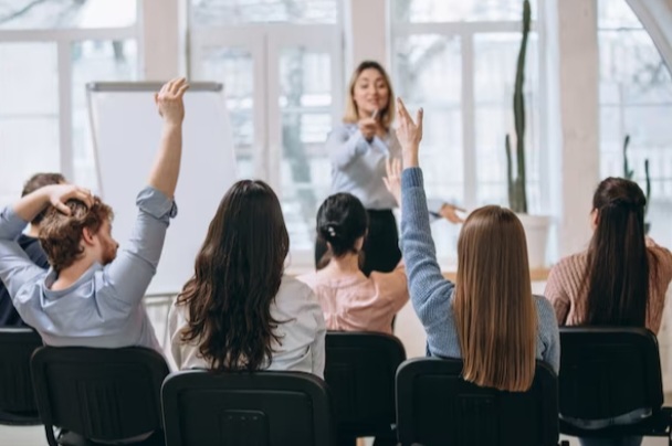 Menjadi Guru yang Inspiratif: Tips dan Trik untuk Menginspirasi Siswa dalam Belajar