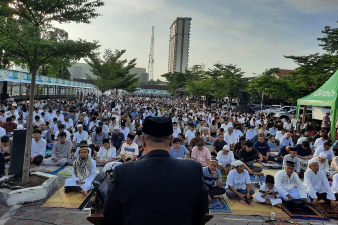 Idul Fitri 1445 H, Ribuan Umat Islam Padati Taman Parkir Sentra Kuliner Kottabarat Solo