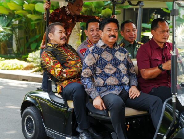Tidak Ada Masalah, Jaksa Agung dan Kapolri Mesra Saat Bertemu di Istana Negara