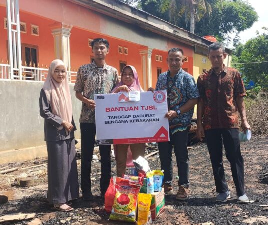 PT Semen Tonasa Berikan Bantuan kepada Korban Kebakaran di Pangkep