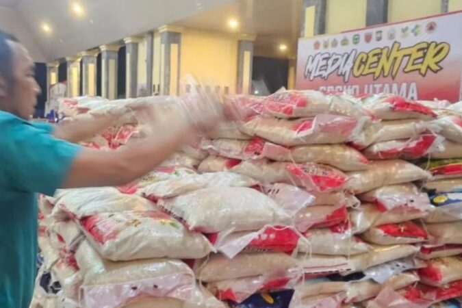 Pemerintah Pusat Salurkan Bantuan Beras 40 Ton ke Korban Banjir dan Longsor di Sulsel