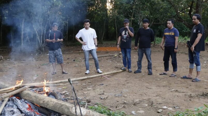 Satreskrim Polres Pangkep Bakar Arena Judi Sabung Ayam di Gellenge Ma'rang