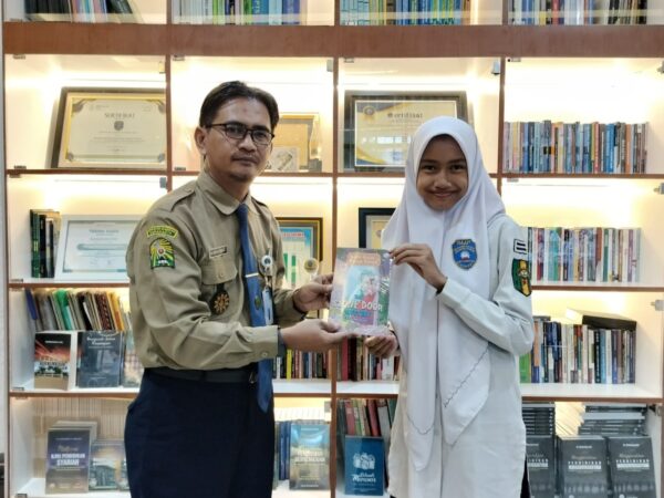 Hebat! Hafizha Addina Aisy Syahri Terbitkan Buku Kesembilan di Usai Remaja