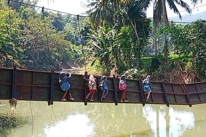 Kisah Haru Pelajar Sukabumi, Bertaruh Nyawa Demi Menuntut Ilmu
