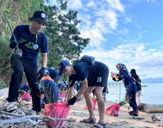 Kolaborasi Hijau: PT Semen Tonasa dan Komunitas Penggiat Alam Cakrawala Menanam Mangrove di Pangkep
