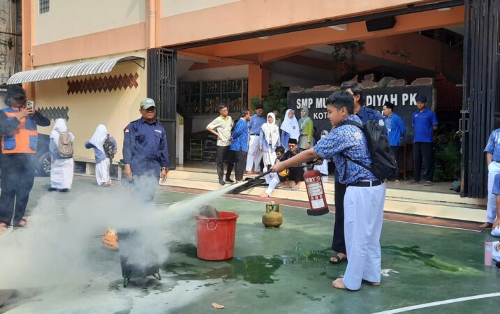 Siswa SMP Muhammadiyah PK Solo Latihan Mitigasi Bencana Bersama MDMC Solo