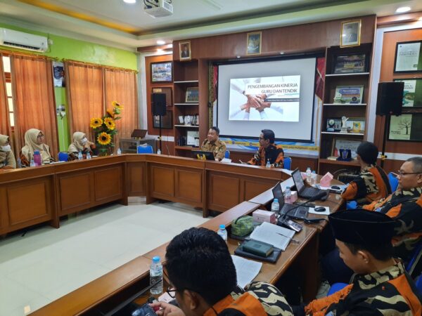 SMP Muhammadiyah PK Gelar Raker dan IHT
