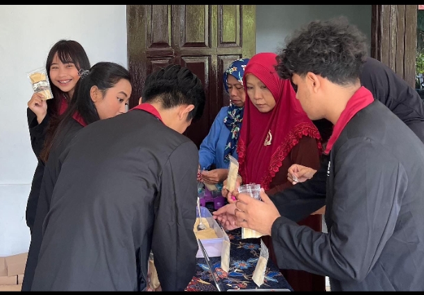 Mahasiswa UMM Bersama Kelompok Wanita Tani Ubah Jahe Menjadi Olahan Produk Minuman