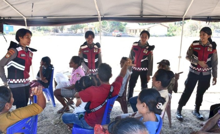 Polwan Polda NTT Gelar Trauma Healing untuk Warga Terdampak Konflik di Flores Timur