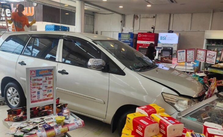 Salah Injak Pedal, Minibus Seruduk Minimarket