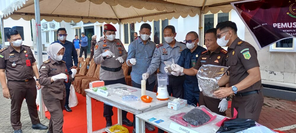 Kejari Pangkep Musnahkan Bukti Narkotika dan Kriminal
