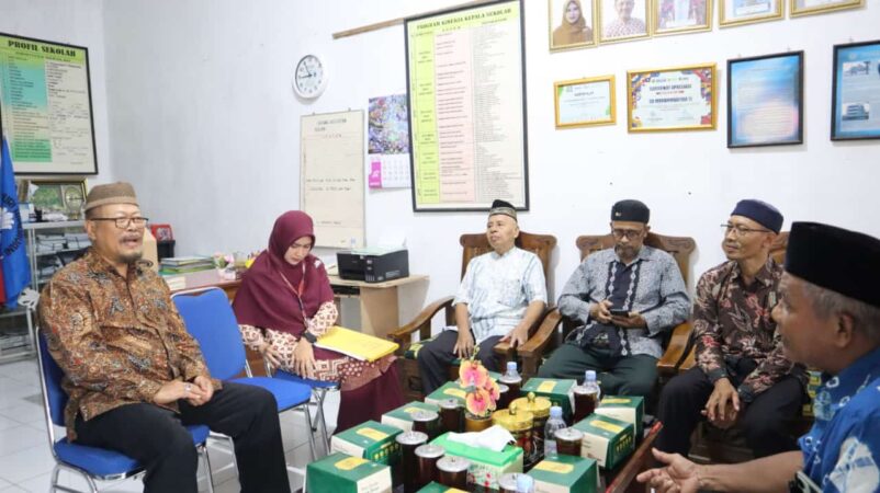 Dosen UGM Prof. Dr. M. Baihaqi Berbagi Motivasi di SD Muhammadiyah 11 Solo