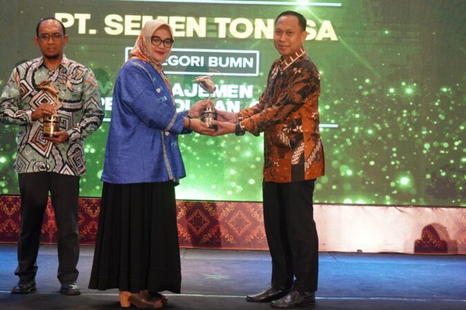 PT Semen Tonasa Raih Penghargaan CSR di Fajar Awards 2024