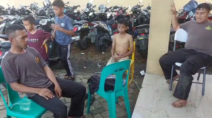 Anggota Satlantas Polres Maros Selamatkan Anak Nyaris Tenggelam di Sungai