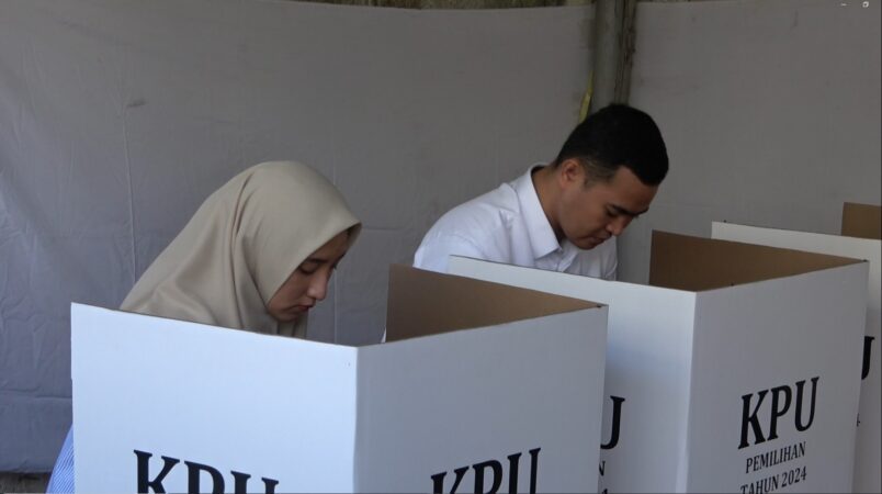 Bupati MYL Pemilih Pertama di TPS 04 Mappasaile, Ajak Warga Gunakan Hak Suara