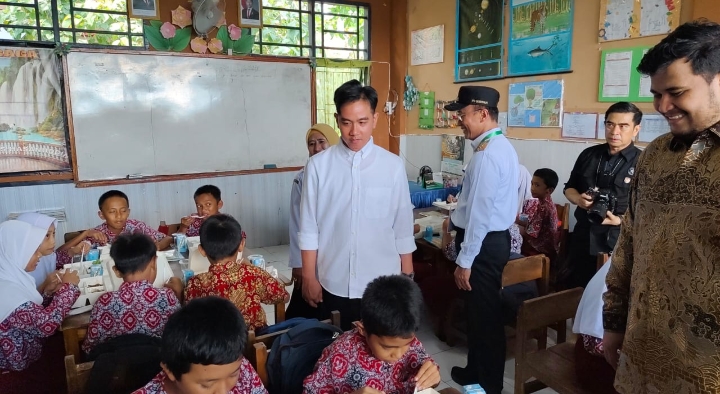 Wapres Gibran Bagikan Makan Bergizi Gratis di SDN 103 Inpres Hasanuddin Maros