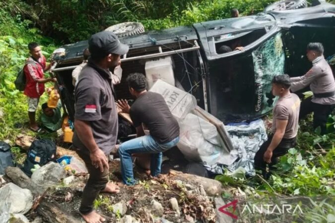Mobil Logistik Pilkada Terguling di Baru, Empat Polisi Dilarikan ke Puskesmas