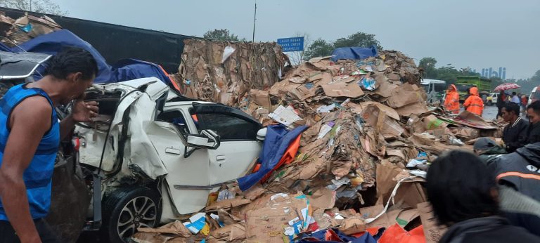 Korban Kecelakaan Tol Cipularang Bertambah Jadi 30 Orang