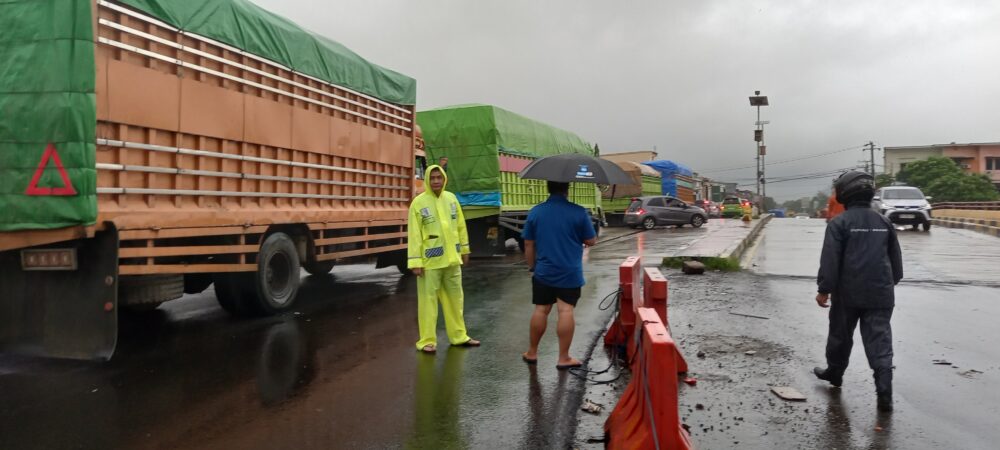 Banjir Parah di Pangkep, Kendaraan Terjebak dan Akses Jalan Lumpuh