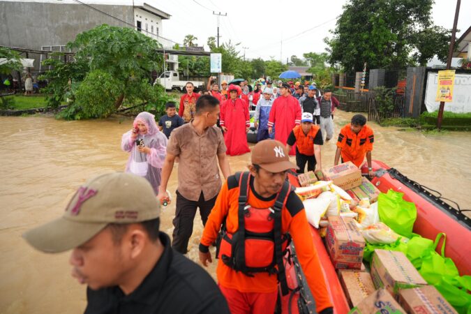 Pj Gubernur Sulsel dan Bupati Pangkep Pantau Langsung Kondisi Banjir di Pangkep