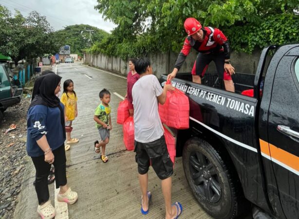 PT Semen Tonasa Salurkan Bantuan Logistik untuk Korban Banjir di Pangkep