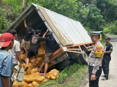 Truk Box Gagal Menanjak, Kecelakaan Beruntun Terjadi di Jalur Wisata Pasawaran
