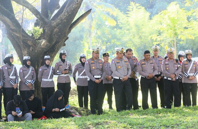 Kenang Tragedi Tsunami, Aksi Simpatik Ditlantas Polda Aceh di Siron
