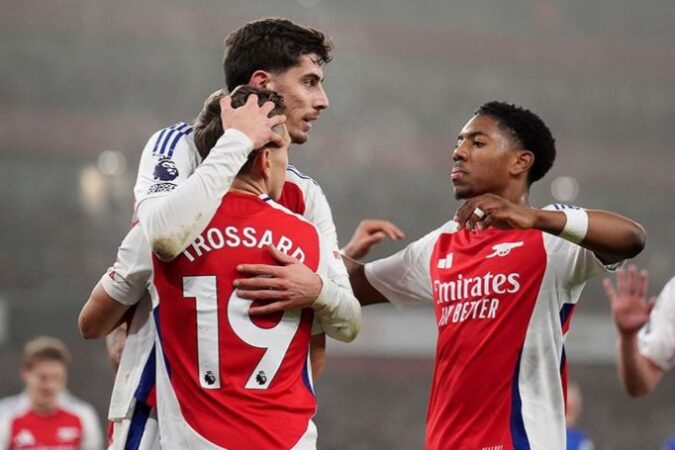 Arsenal Tundukkan Ipswich, Salip Chelsea