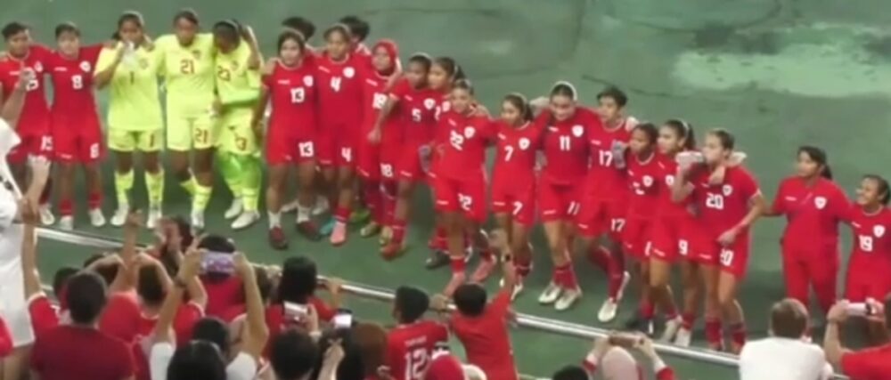 Timnas Wanita Indonesiai Angkat Trofi Piala AFF 2024 Usai Tumbangkan Kamboja