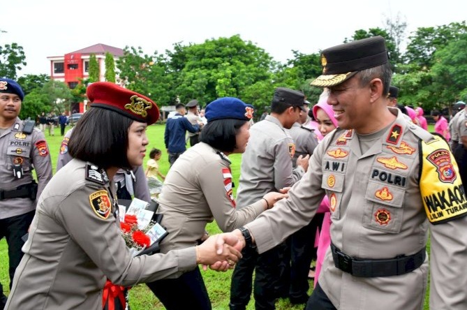 Pesan Wakapolda NTT untuk 830 Personel Polri Terima Kenaikan Pangkat
