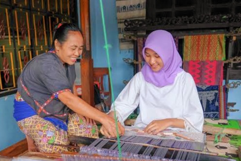 Seni Tenun Suku Sasak: Warisan yang Tetap Hidup di Lombok