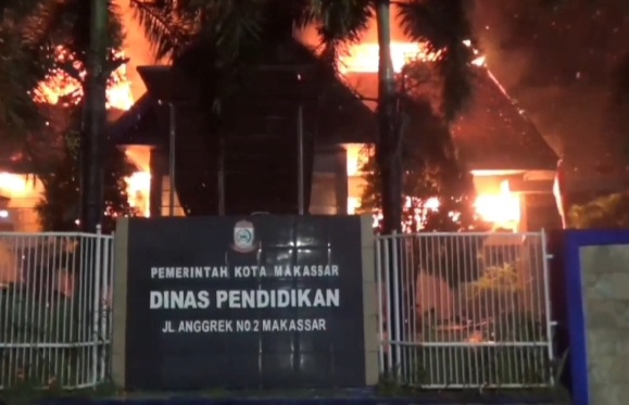 31 Armada Damkar Dikerahkan Padamkan Kebakaran di Kantor Disdik Makassar
