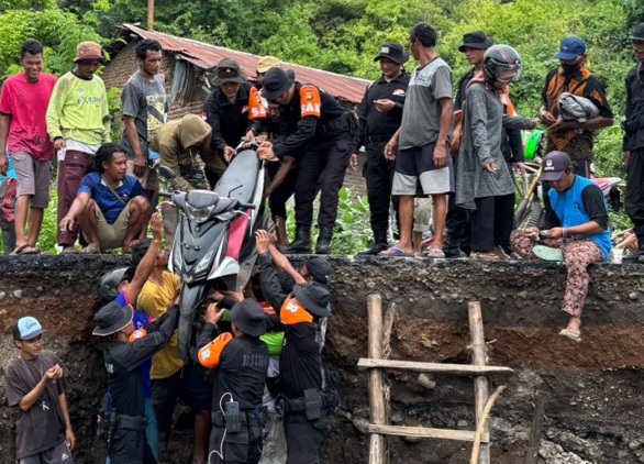 Banjir Landa Bima, Brimob Polda NTB Turun Tangan Evakuasi Warga