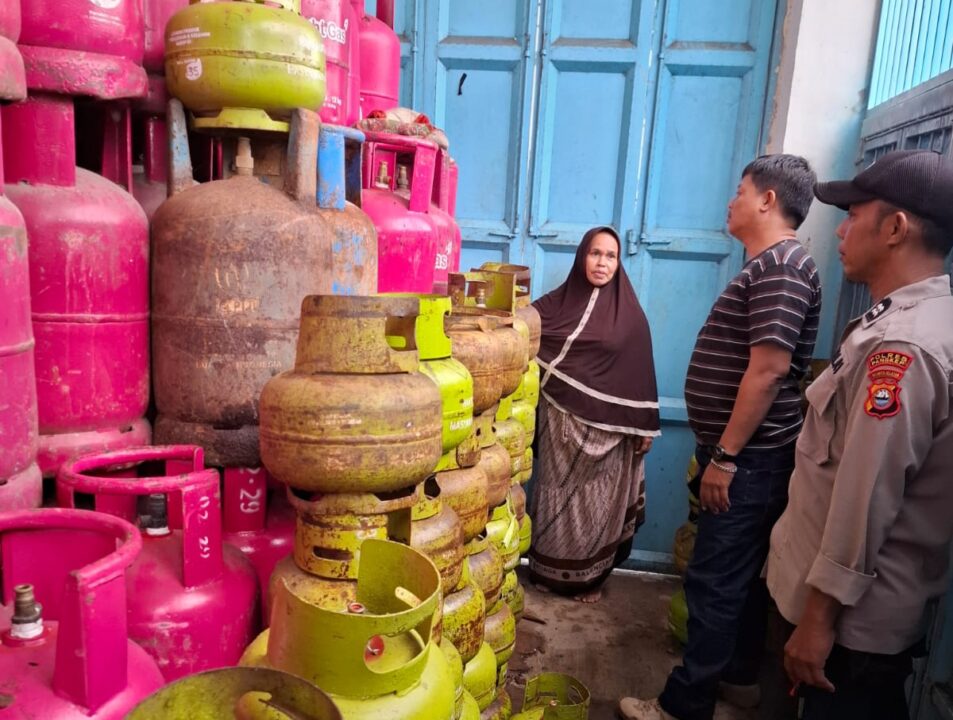 Personil Polsek Labakkang Pantau Distribusi Elpiji 3 Kg Demi Cegah Kelangkaan