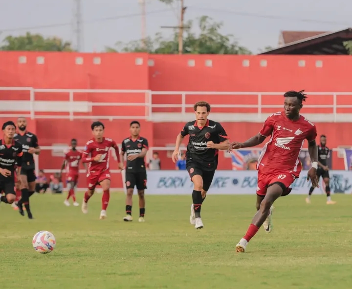Arema vs PSM Berakhir Imbang, Balotelli Kartu Merah