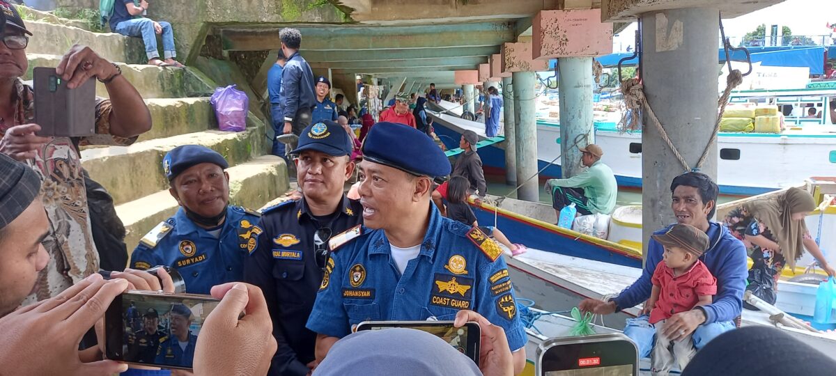 UPP Maccini Baji Beri Edukasi dan Jaket Pelampung untuk Nelayan dan Pemilik Kapal