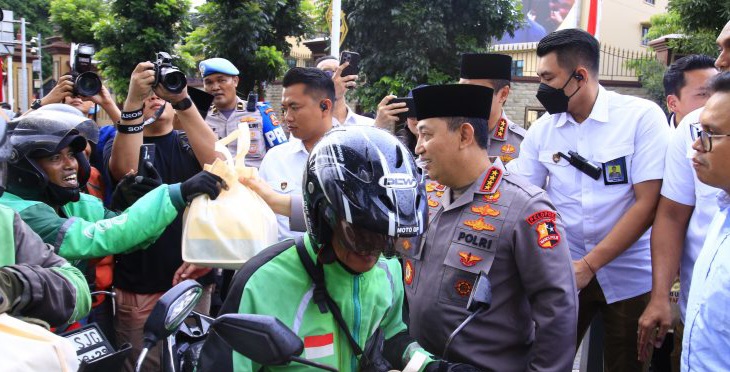 Kapolri Listyo Sigit Prabowo Bagikan Takjil di Tengah Rintik Hujan