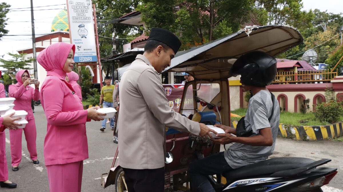 Peduli Sesama, Polres Pangkep Berbagi Takjil di Depan Mako Jelang Berbuka