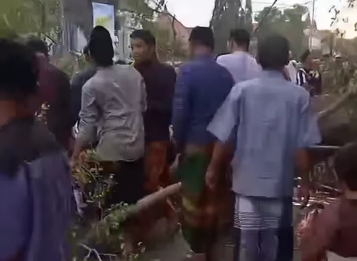 Pohon Tumbang di Alun-Alun Pemalang Jelang Salat Idulfitri, Dua Orang Meninggal