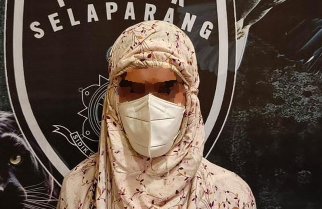 Aksi Pria Bermukena Hebohkan Islamic Center Mataram