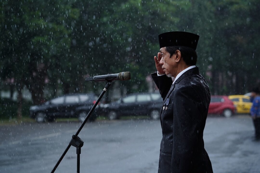 Wakil Bupati Pangkep Kehujanan Saat Pimpin Upacara Harkitnas