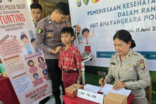 Biddokkes Polda Sulut Gelar Pemeriksaan Kesehatan Gratis di Sekolah