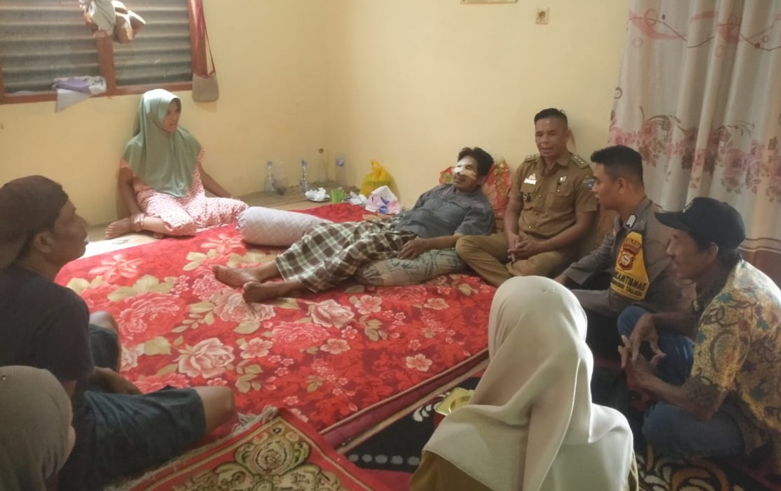 Bhabinkamtibmas Polsek Tondong Tallasa Kunjungi Warga Pasca Kecelakaan