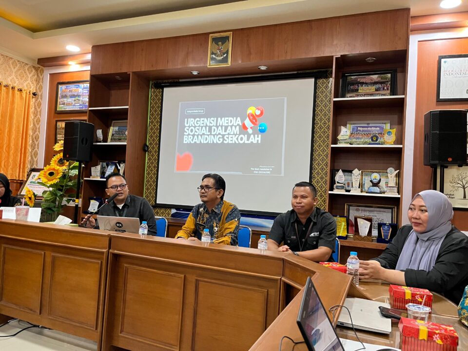 SMP Muhammadiyah PK Surakarta Gelar Workshop AI dan Sosial Media