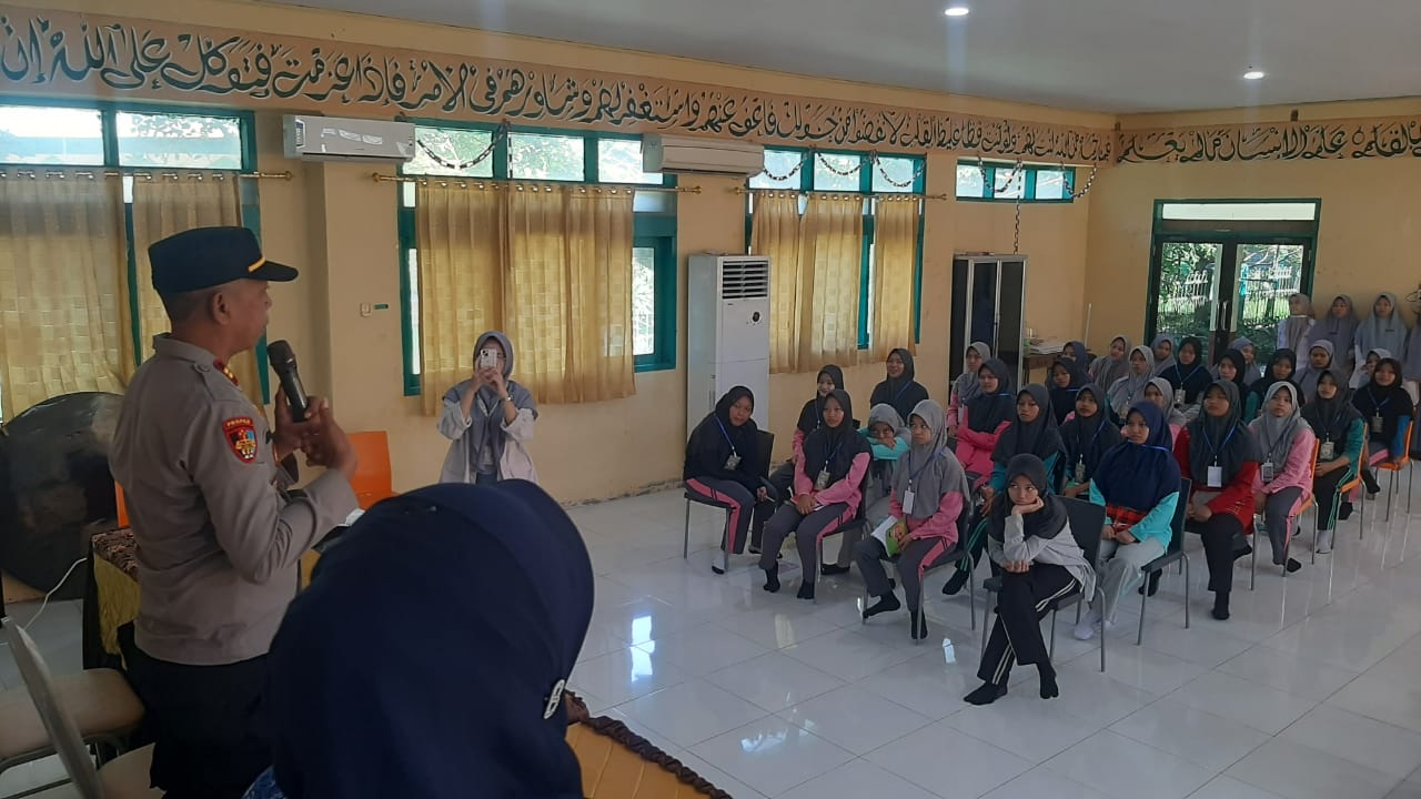 MPLS Pesantren Putri IMMIM Hadirkan Kapolsek Minasatene sebagai Pemateri Pendidikan Karakter