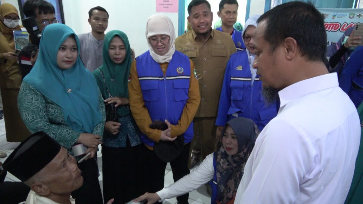 Gubernur Sulsel Pantau Pelayanan Kesehatan Bergerak di Kepulauan Pangkep