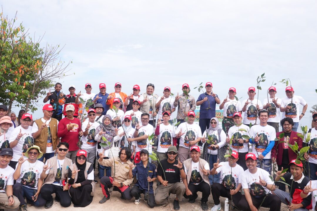 PT Semen Tonasa dan Ikatek Unhas Gelar Mangrove Planting Day di Pangkep