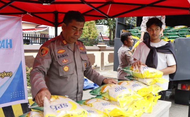 Bantu Ekonomi Warga, Polres Pangkep Jual Beras Murah di Mako Polres